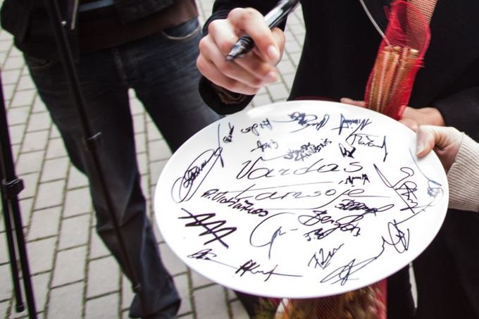 Ginto Beržinsko nuotr./Lėkatė su komandos narių autografais