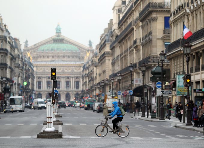AFP/Scanpix nuotr./Paryžiuje pilkieji dviračiai populiarūs