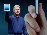 AFP/„Scanpix“ nuotr./„Apple“ viceprezidentas rinkodarai Philas Schilleris demonstruoja „iPad mini“.