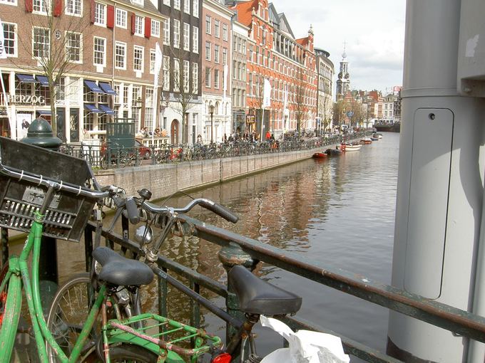 Amsterdame dviračiai sustatyti visur