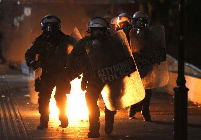 AFP/Scanpix nuotr./Graikijos policijai teko tramdyti įtūžusią minią.