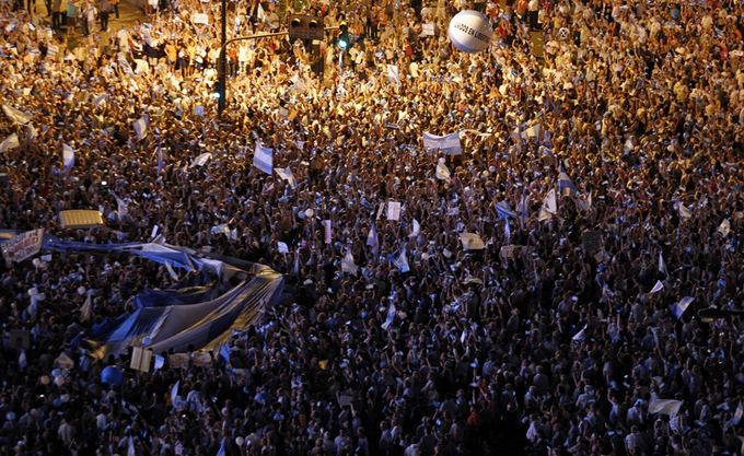 Reuters/Scanpix nuotr./Buenos Airėse susirinko tūkstančiai protestuotojų.