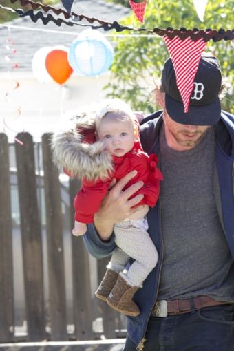 „Twitter“ nuotr./Dainininkės ir aktorės Jessicos Simpson sužadėtinis Ericas Johnsonas su dukrele Maxwell