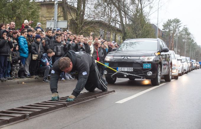 Organizatorių nuotr./Žydrūnas Savickas pasiekė Guinnesso rekordą  patempė 20 automobilių