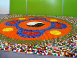I. Ripinskytės nuotr./Iš 12 tūkstančių kamštelių studentai sukūrė milžinišką mozaiką