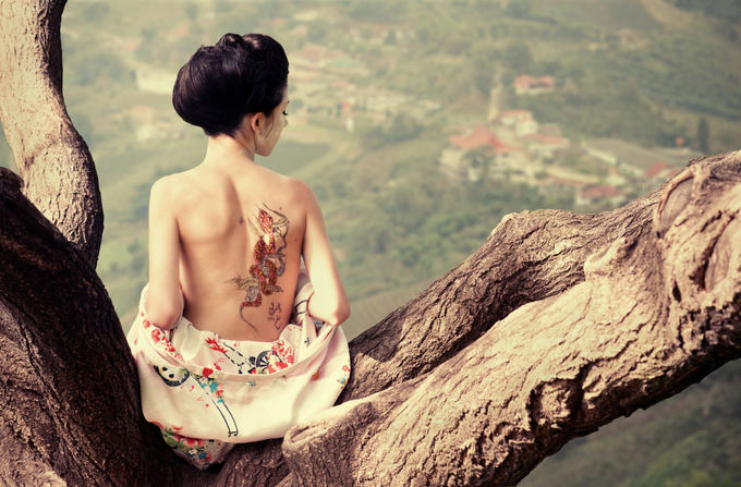 Fotolia nuotr./Mergina su tatuiruote