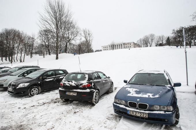 Juliaus Kalinsko/15 minučių nuotr./Automobilių aikatelė Tauro kalno papėdėje