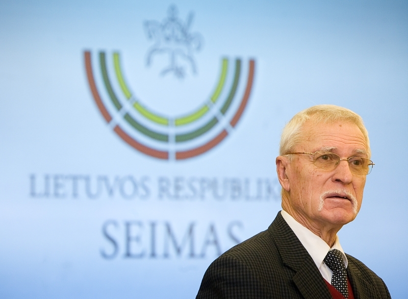 Seimo nuotr./Artist Arvydas Každailis (and the new Seimas Logo in the background)