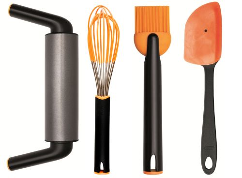 FISKARS Functional Form virtuvės reikmenys nelimpantis kočėlas, plaktuvas, silikoninis aepetėlis ir grandiklis tealai.