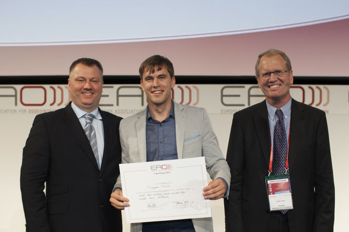 Odontologų inovacijų klasterio nuotr./Vilniaus implantologijos centro klinikos gydytojas Algirdas Puiays kongrese European Association for Osseointegration už tyrimą Kraatinio kaulo stabilumas aplink dantų implantus pastorinus dantenas laimėjo 1-ąją vietą klinikinių tyrimų konkurse