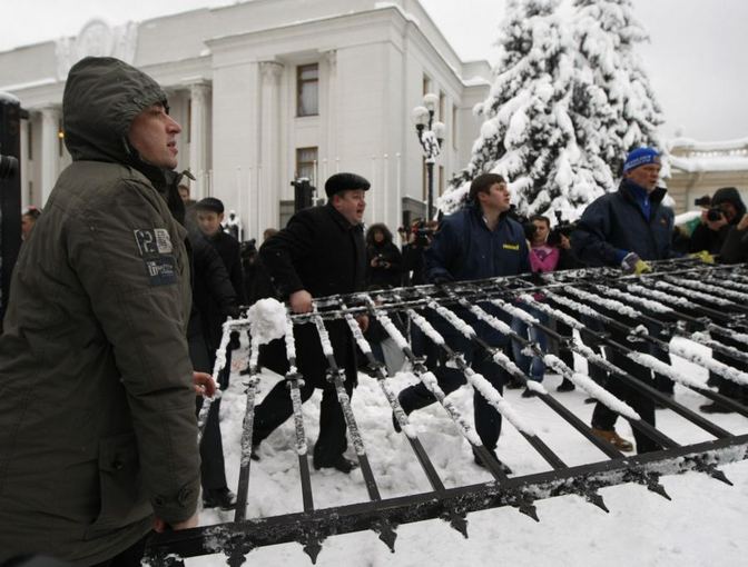 Reuters/Scanpix nuotr./Pjaunamas tvora, juosianti parlamentą. 