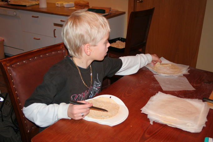 Wikimedia.org nuotr./Lakatinės duonos gaminimas