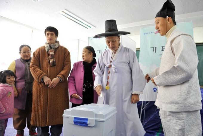 AFP/Scanpix nuotr./Pietu Korėjos konfucionizmo mokslininkas su aeima