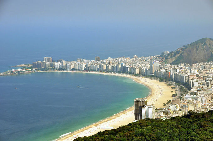 wikimedia.org nuotr./Garsųjį Rio de Žaneiro Kopakabanos paplūdimį užplūdo žmonės.