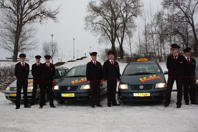 Nauja taksi bendrovė įsigijo naujus automobilius, o vairuotojus aprengė vienodai.