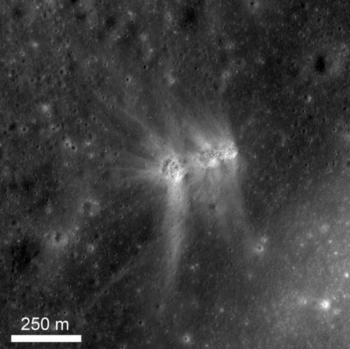 NASA nuotr./Manoma, kad visi trys amigos (three amigos taip pramintas kraterių triptikas) susidarė keleto minučių skirtumu