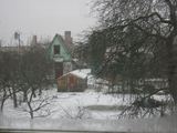 Aurelijos Kripaitės/15min.lt nuotr./Atsiradusį vandens telkinį prie namų sukaustė ledas.