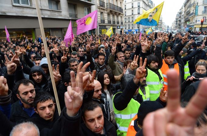 Scanpix nuotr./Kurdų demonstracija ties centru, kuriame įvyko žudynės.