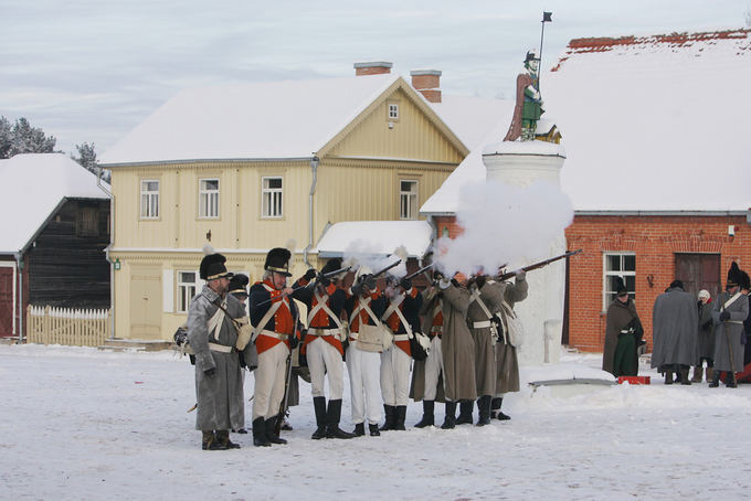 Aliaus Koroliovo/15min.lt nuotr./Staging of Napoleon's retreat in the Open AIr Museum of Lithuania in Rumaiakės