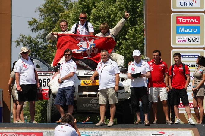 Tomo Tumalovičiaus nuotr./Benediktas Vanagas ir Saulius Jurgelėnas ant Dakaro finiao podiumo