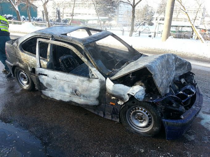 Eriko Ovčarenko/15min.lt nuotr./Kaune sudegė automobilis BMW