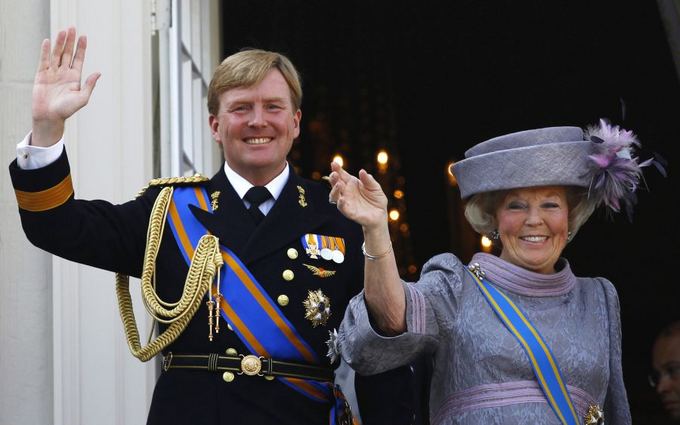 Reuters/Scanpix nuotr./Princas Willemas Alexanderis su savo mama, karaliene Beatrix