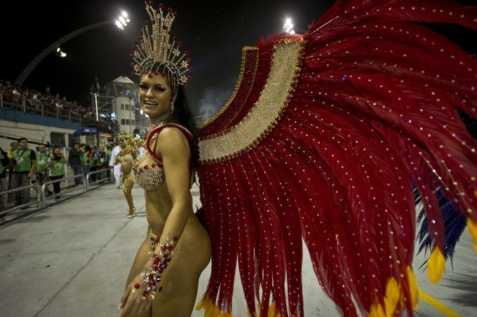 Rio de Žaneiro karnavalas vilioja sambos aokiais ir įspūdingais paradais