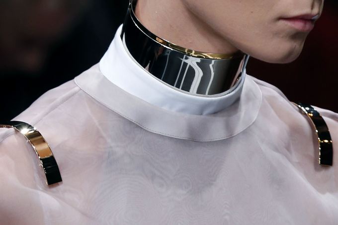 Givenchy kaklo aksesuaras ir antpečiais dekoruota palaidinė (Paryžiaus mados sav.). 