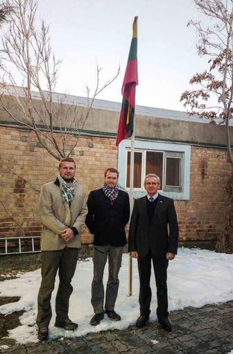 Be sienų nuotr./Keliautojai su Lietuvos specialiosios misijos Afganistane vadovu Gintaru Bagdonu