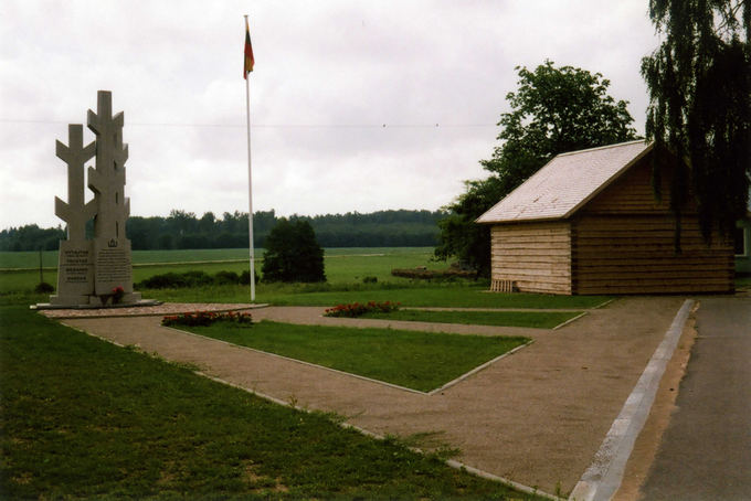 Lietuvos gyventojų genocido ir rezistencijos tyrimo centro nuotr./Bendras memorialo vaizdas Miknių sodyboje Minaičių k., Radviliakio r.