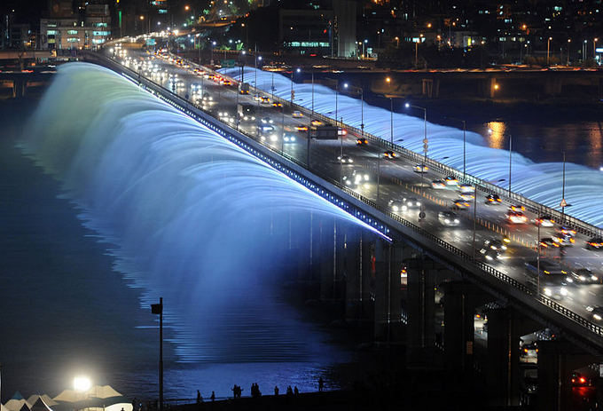 Visitseoul.net nuotr./Vaivorykatės tiltas Seule  ilgiausias pasaulyje tiltas fontanas