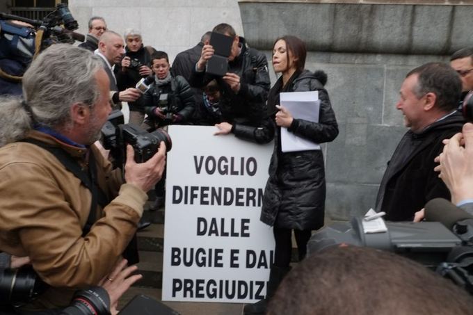 Scanpix nuotr./Ruby prie teismo atsineaė plakatą.