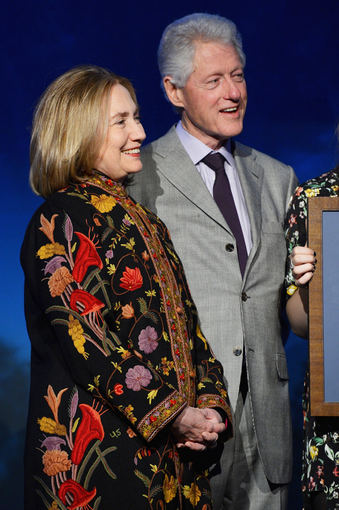 Scanpix nuotr. / Hillary Clinton kartu su sutuoktiniu ir buvusiu JAV prezidentu Billu Clintonu vaikams skirtame renginyje Niujorke. 