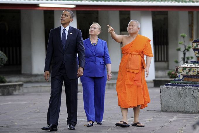 Scanpix nuotr. / JAV prezidentas Barakas Obama ir tuometinė Valstijų sekretorė apžvalginiame ture po budizmo vienuolyną Bankoke, Tailande. 