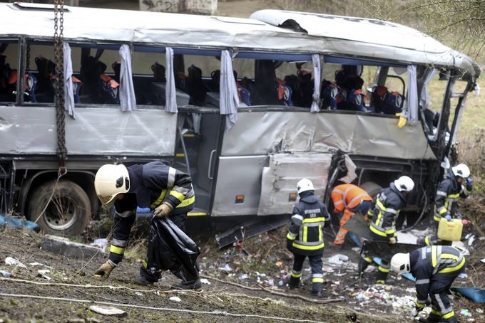 Belgijoje nuo viaduko nukrito Lenkijoje registruotas autobusas, penki žmonės žuvo.