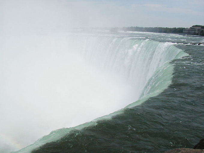 Niagaros krioklys dažnai traukia ir turistus, ir įvairaus plauko nuotykių bei adrenalino mėgėjus