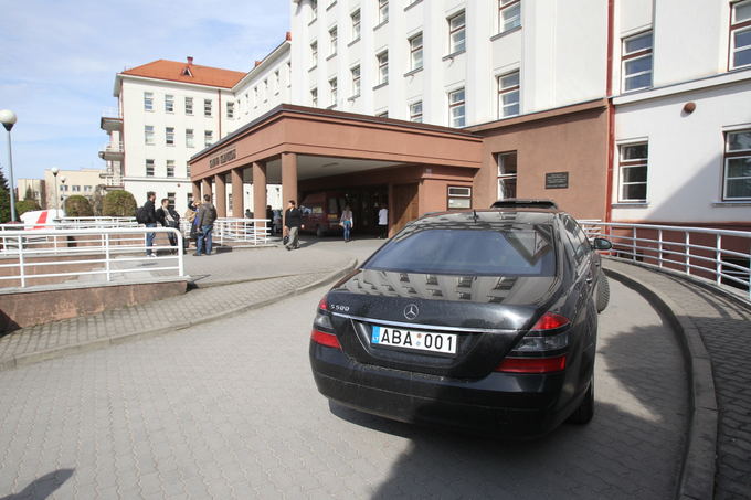 Uspaskich's car outside the court