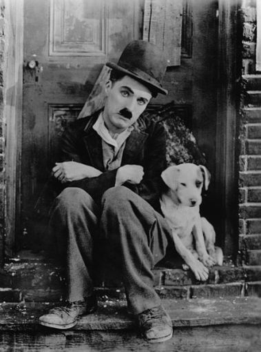 Wikimedia.org nuotr./Charlies Chaplinas su savo šuniu