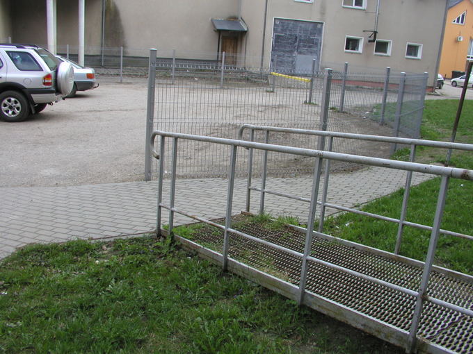 Vilmos Danauskienės nuotr./Įvažiavimas į Auaros Jankauskienės butą po aikatelės aptvėrimo.