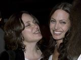Angelina Jolie su mama Marcheline Bertrand 2001-aisiais