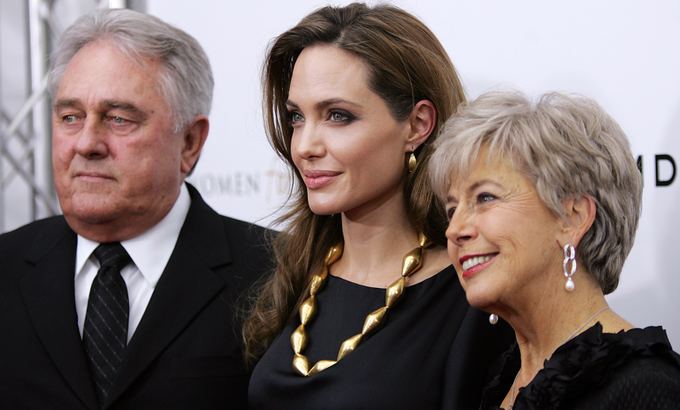 Angelina Jolie su Brado Pitto tėvais Jane ir Williamu Pittais