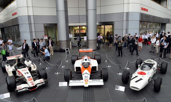 Ia kaires  2006-ųjų Honda RA106, 1988-ųjų McLaren Honda MP44 ir 1965-ųjų Honda RA272 Formulės-1 bolidai.