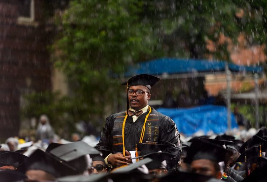 AFP/Scanpix nuotr./B.Obamai bekalbant prapliupo lietus, studentai kiaurai permirko.