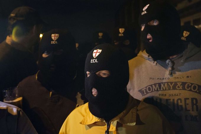 AFP/Scanpix nuotr./Anglijos gynybos lygos nariai susirėmė su policija