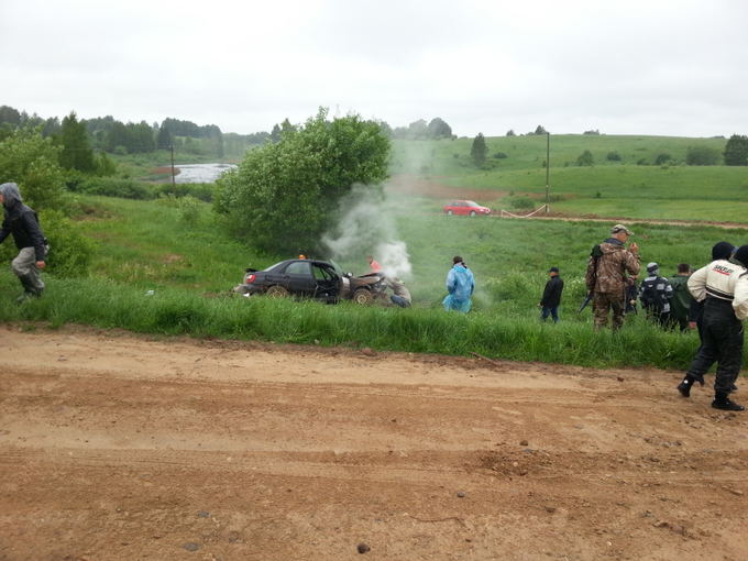 (nuotr. Dovydo Bjuliaus)/Arūno Majausko ir Luko Pečeliūno su Subaru Impreza WRX STi po avarijos 