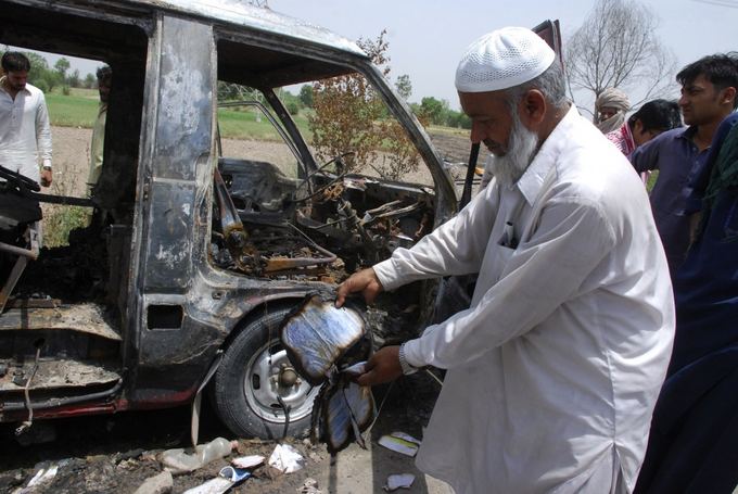 Pakistane sprogus vaikus vežusio autobuso degalų bakui, žuvo 17 vaikų ir jų mokytojas