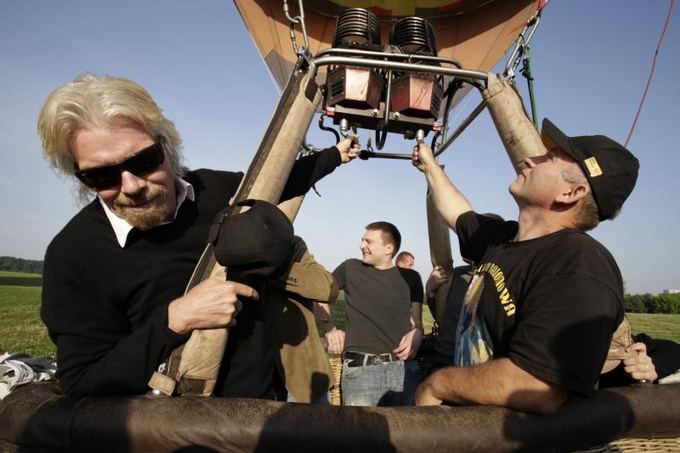 Skrydžio rengėjų nuotr./Richardas Bransonas ir oro baliono pilotas Romanas Mikelevičius (deainėje)