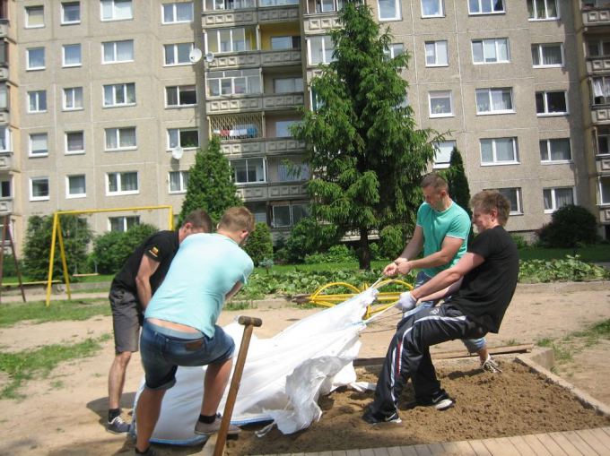 Rotaract nuotr./Aktyvūs jaunuoliai atnaujino 3 Kauno daugiabučių kiemų žaidimų aikateles