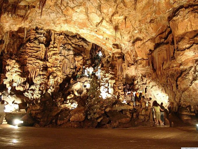 Wikimedia.org nuotr./Saevos skylės urve yra vienas didžiausių pasaulio stalaktitų