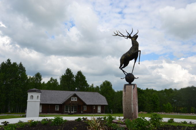 M.Jankutės nuotr./Sodybą puoaianti elnio skulptūra